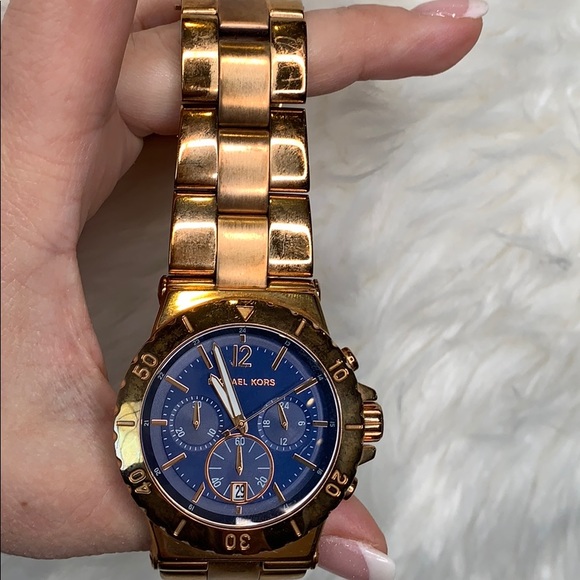 Michael Kors Oversized Everest Gold Tone Watch - Picture 8 of 8